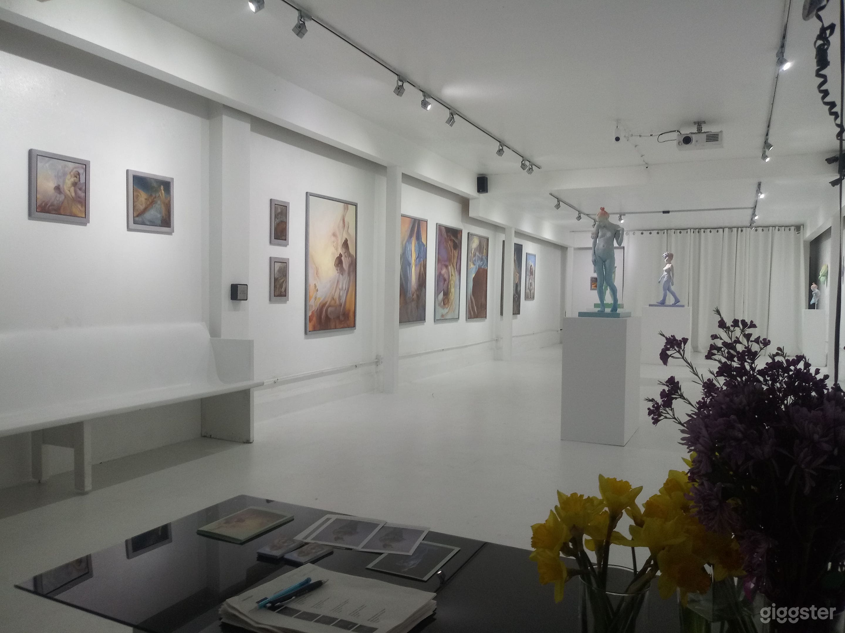 White Gallery With Storefront Space Photo 3