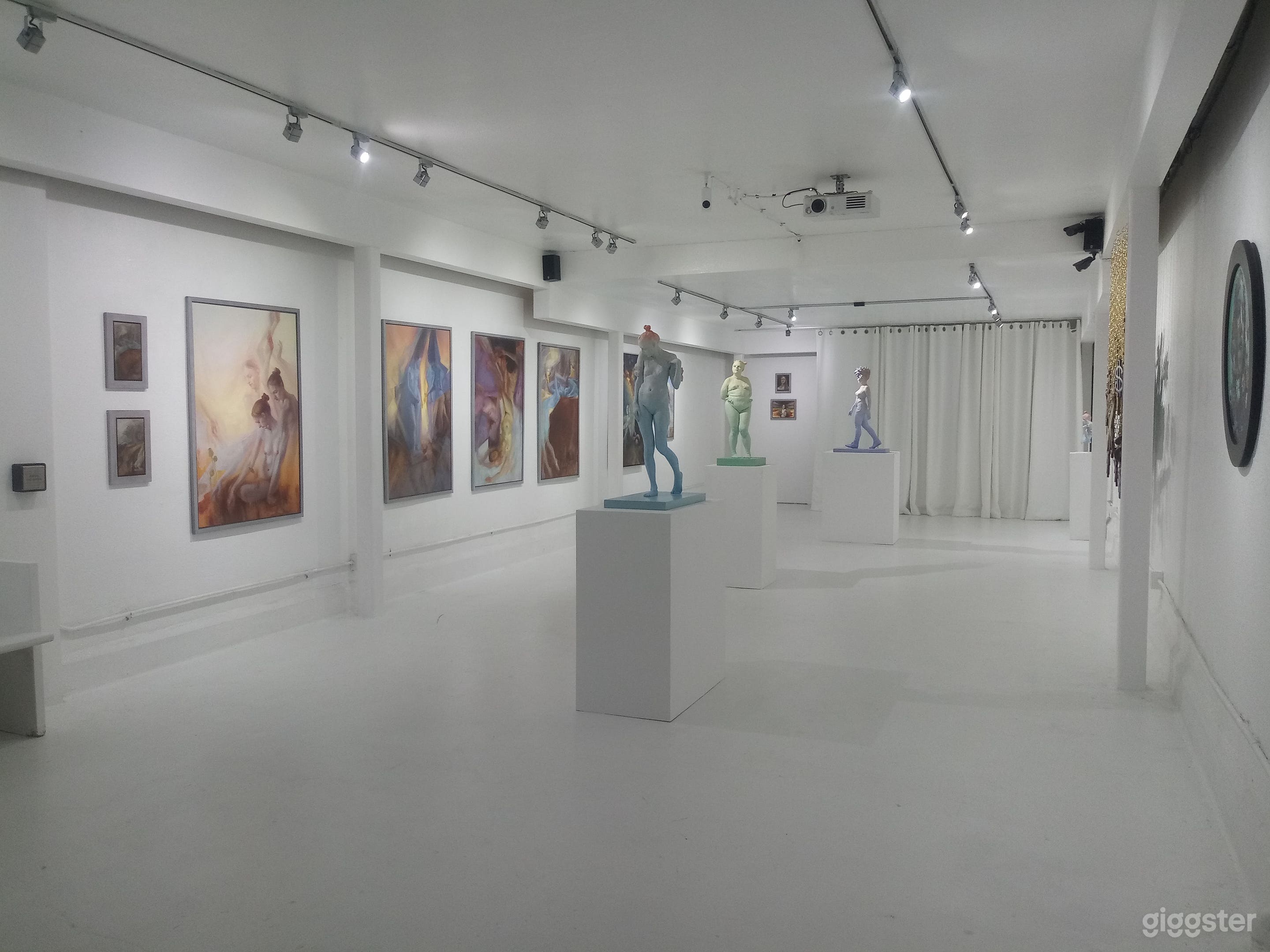 White Gallery With Storefront Space Photo 1