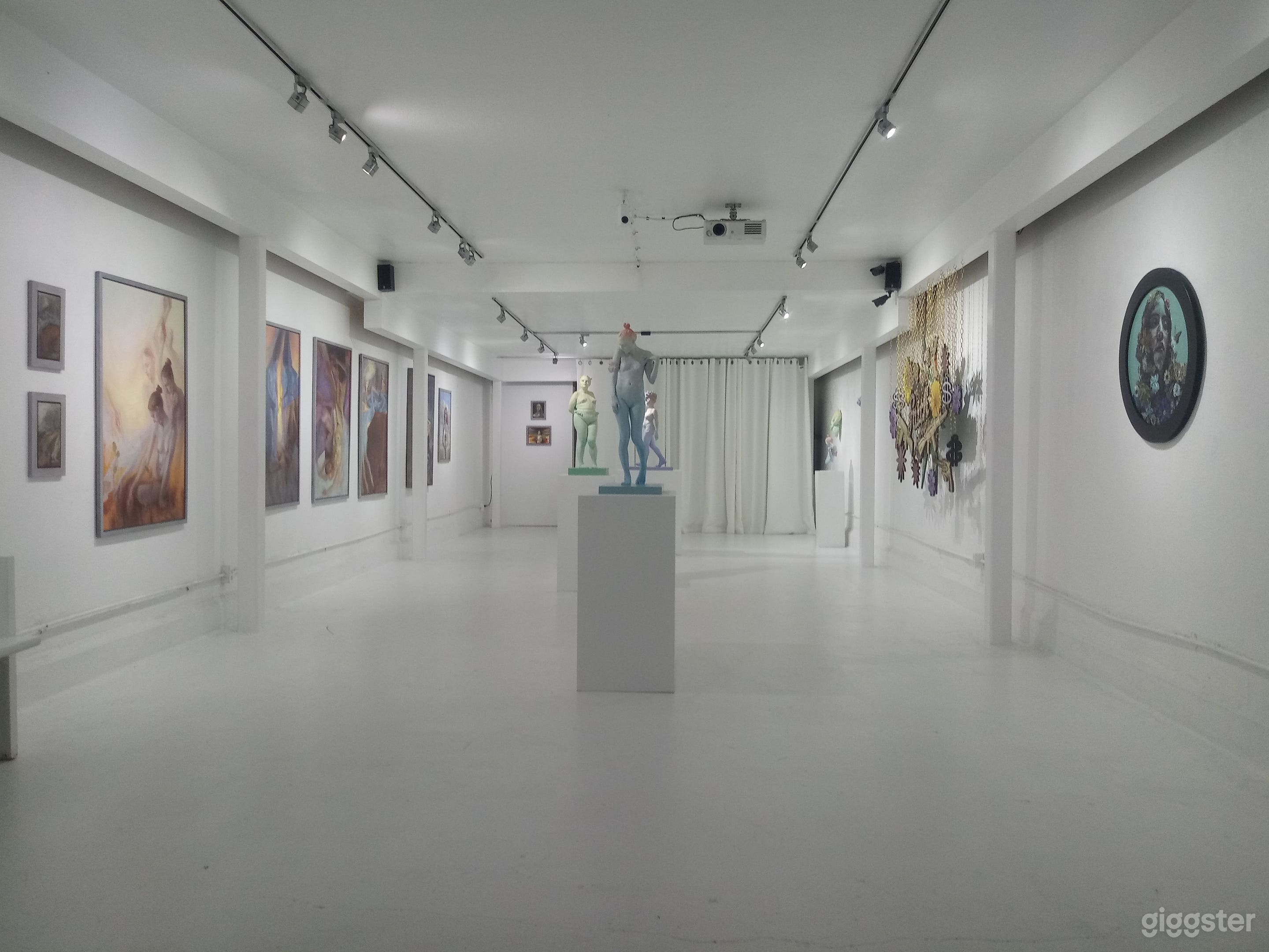 White Gallery With Storefront Space Photo 2