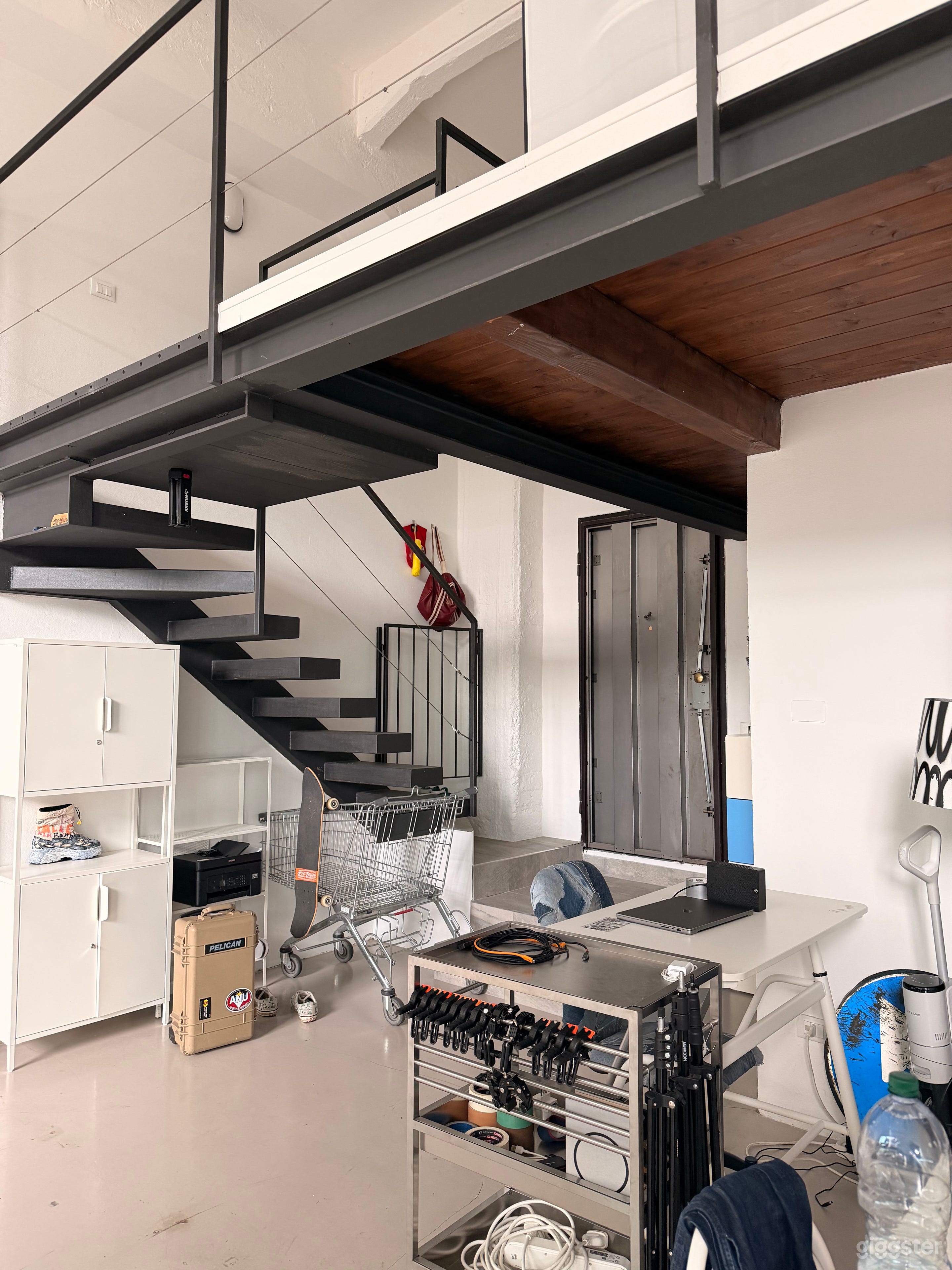 Foto di Versatile loft with natural light and high ceilings 3