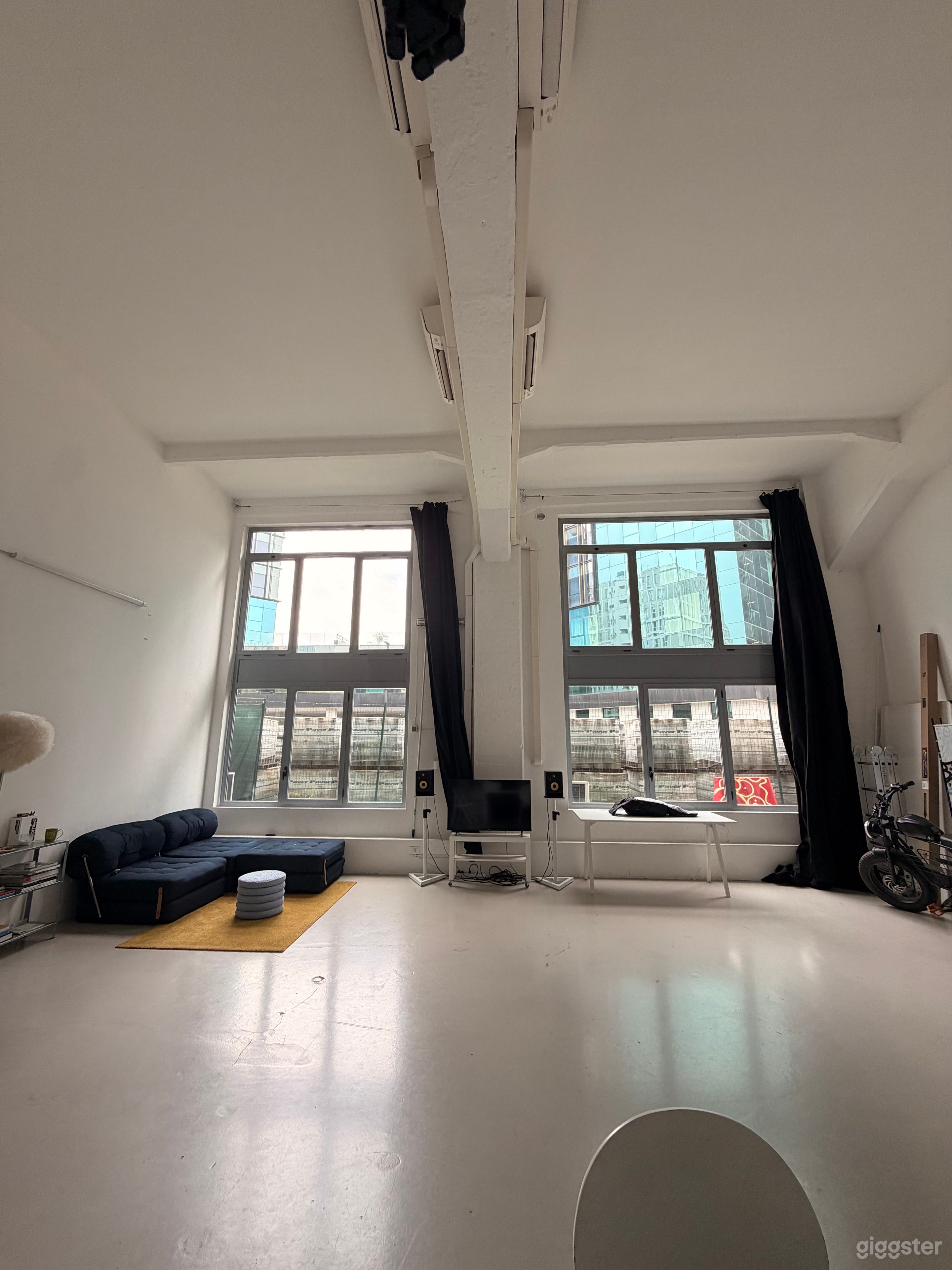 Foto di Versatile loft with natural light and high ceilings 4