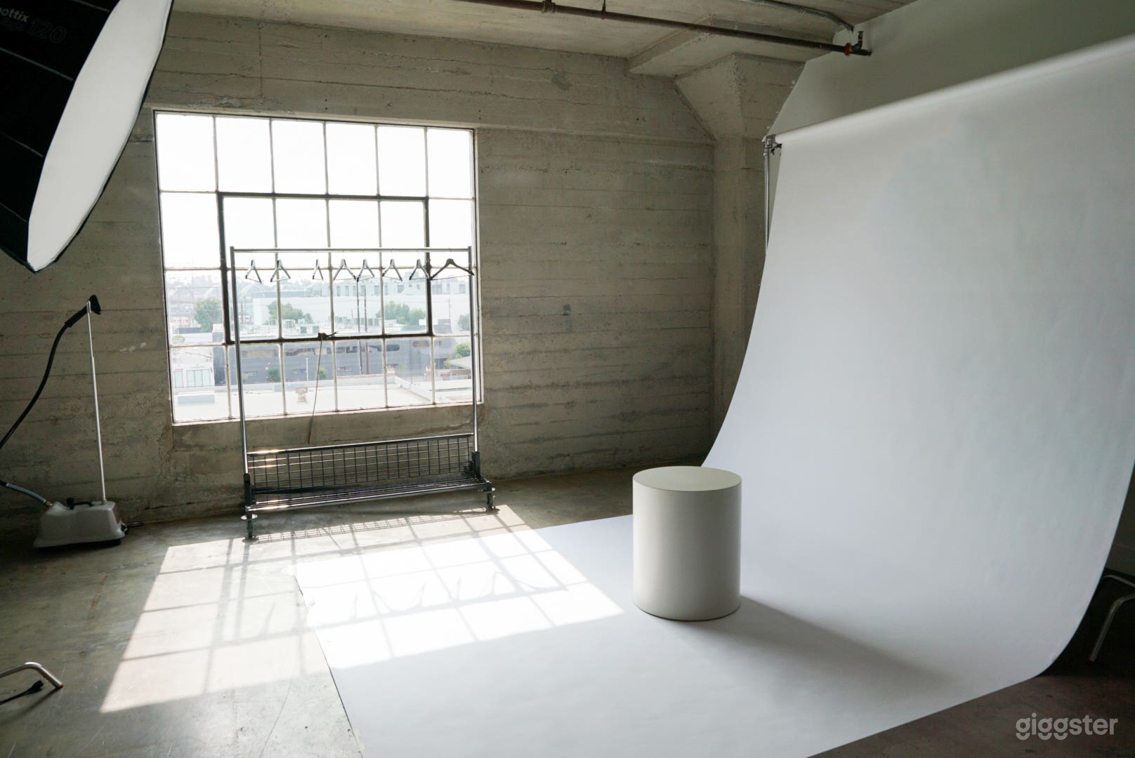 DTLA Arts District Photo Studio with Natural Light Photo 2