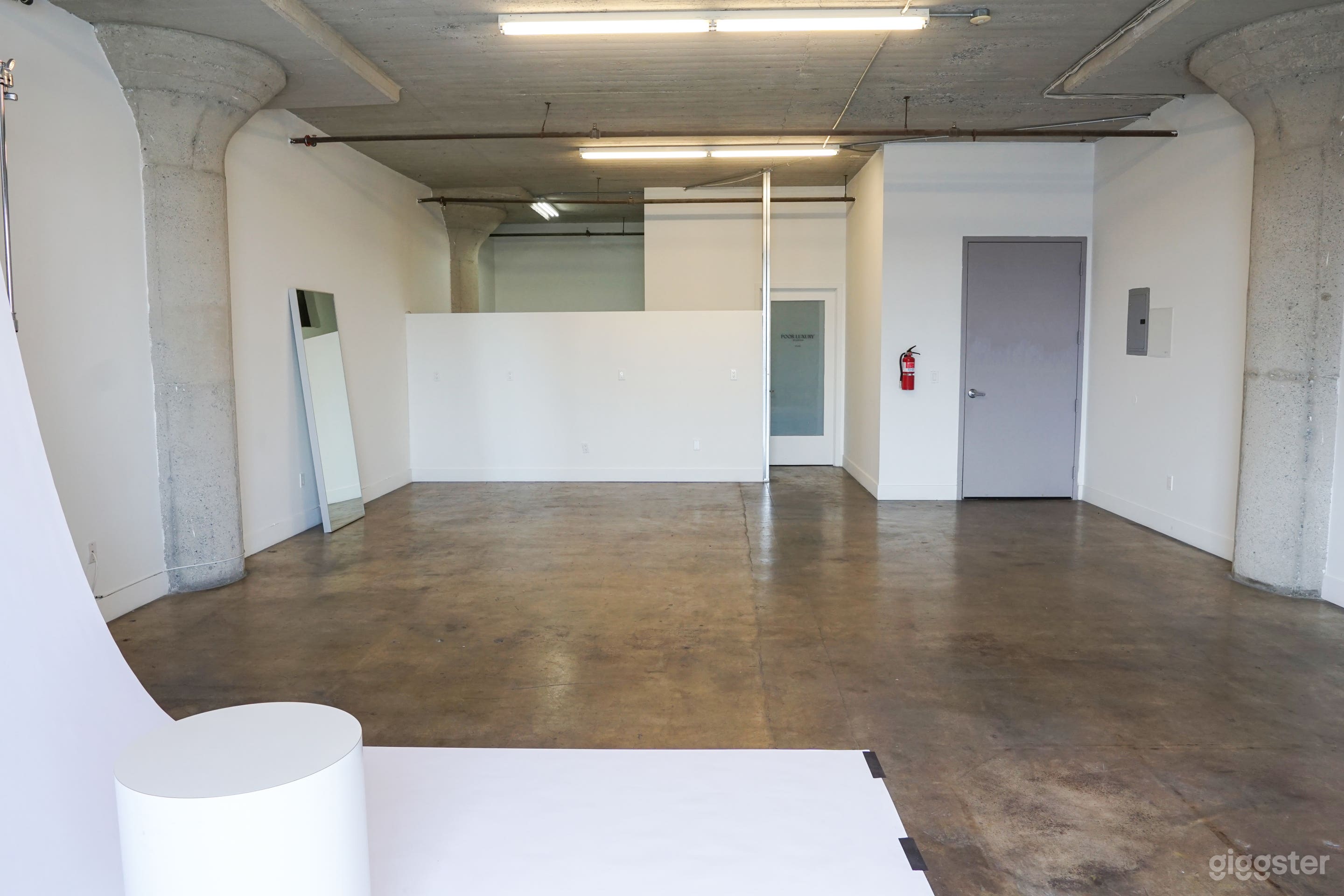 DTLA Arts District Photo Studio with Natural Light Photo 3