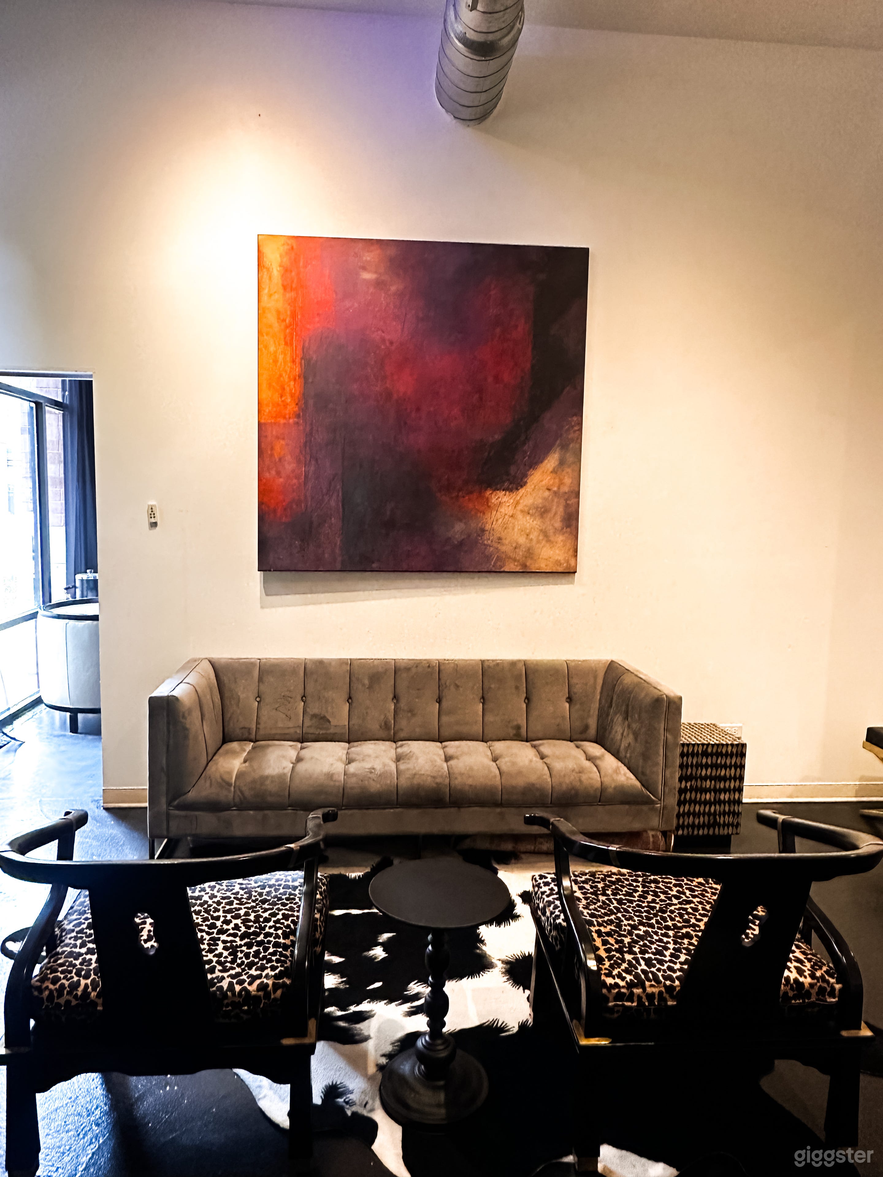 West Town Modern Lounge Photo 3