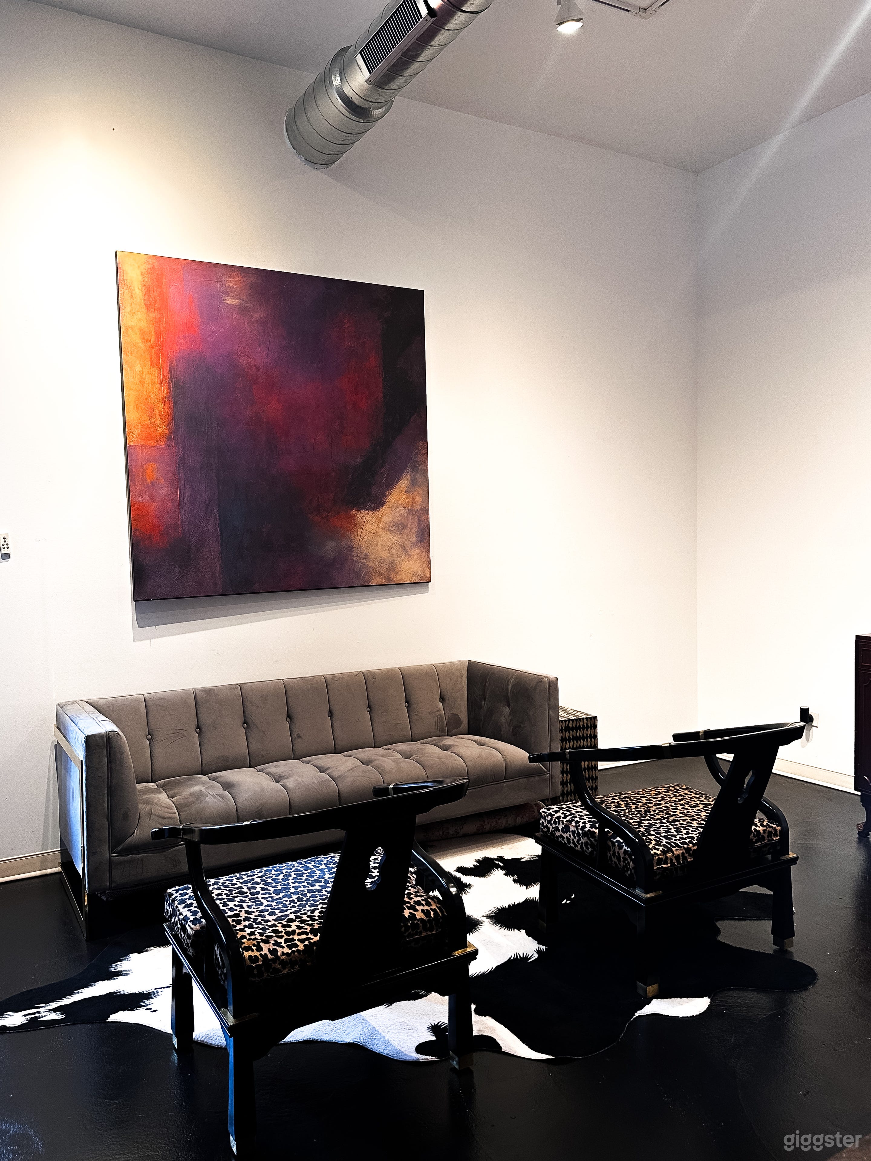West Town Modern Lounge Photo 1