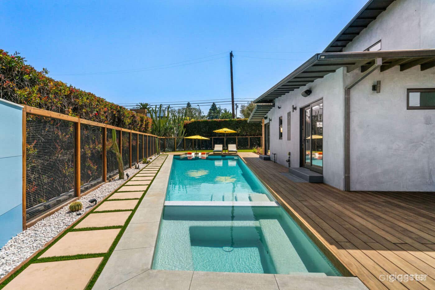 Gorgeous Modern Swimming Pool Photo 4
