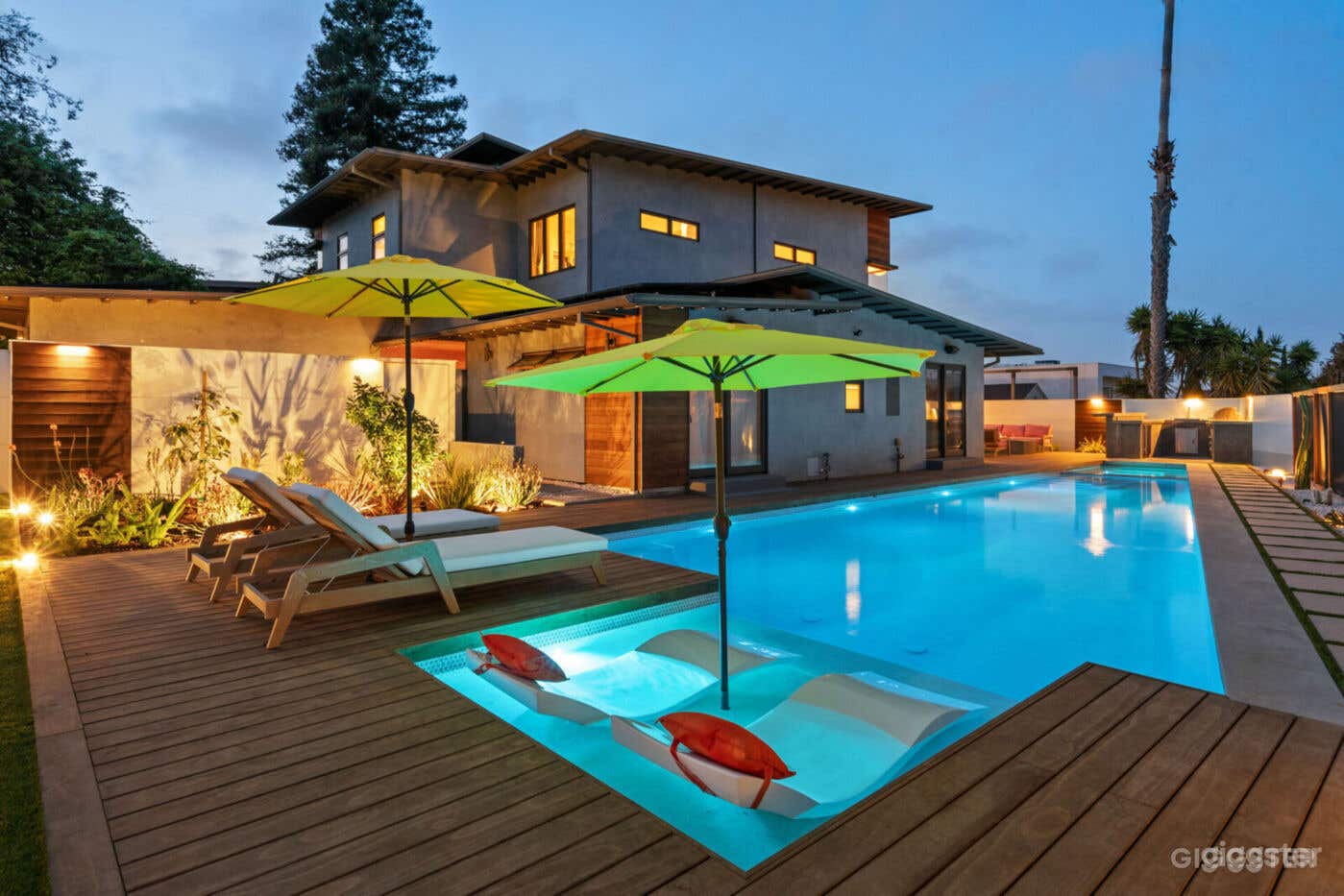 Gorgeous Modern Swimming Pool Photo 3