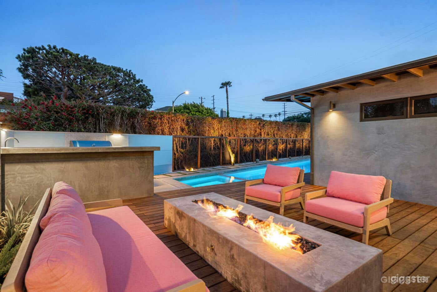 Gorgeous Modern Swimming Pool Photo 2