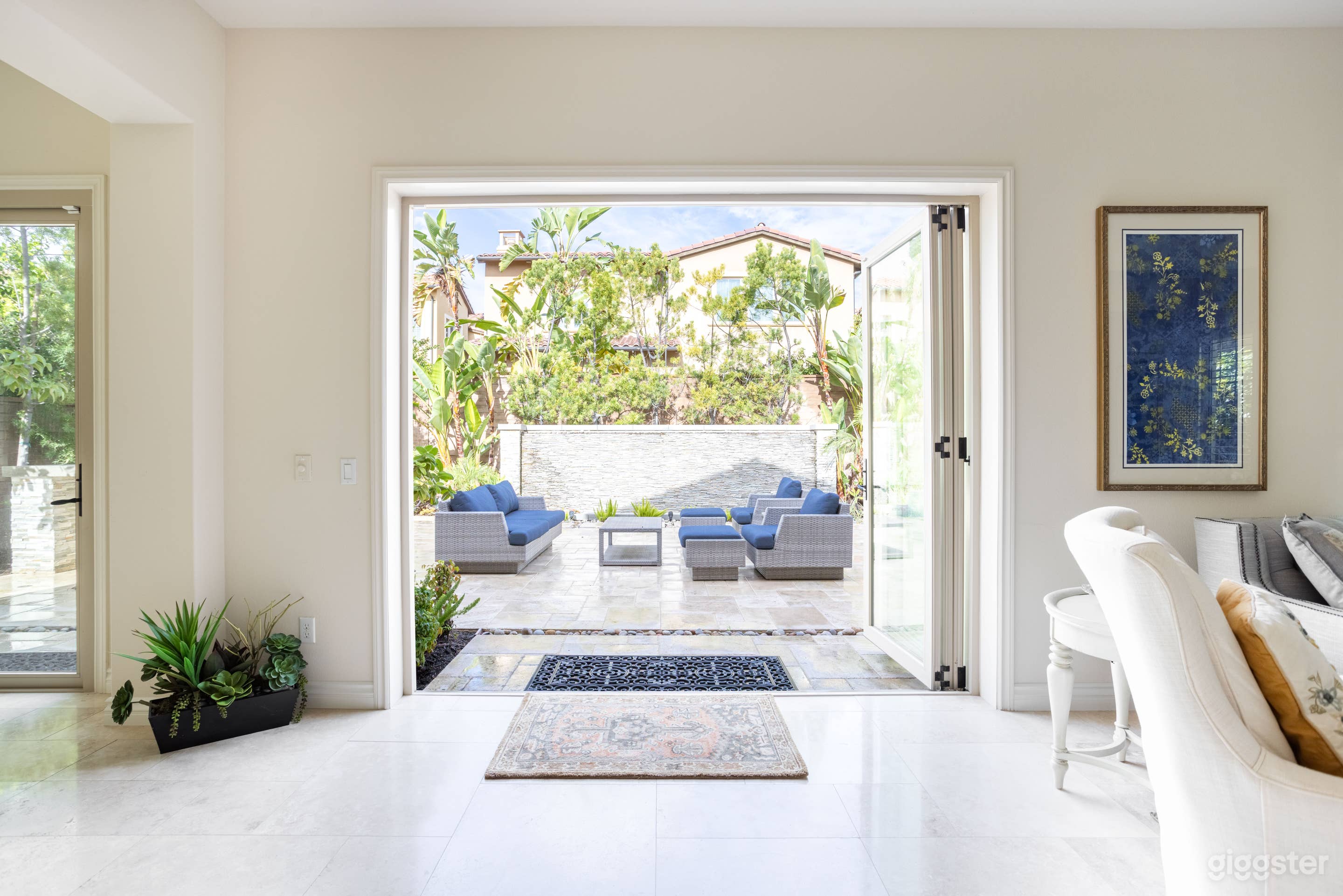 Minimal Two-Story Light-Filled House, 4 Bedrooms w/ Backyard Photo 1