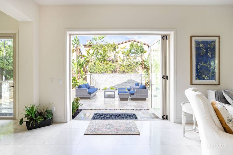  Minimal Two-Story Light-Filled House, 4 Bedrooms w/ Backyard 