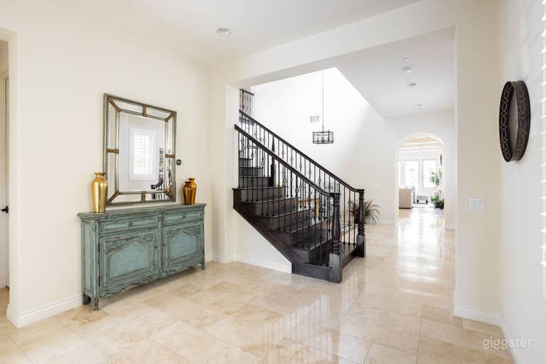  Minimal Two-Story Light-Filled House, 4 Bedrooms w/ Backyard 