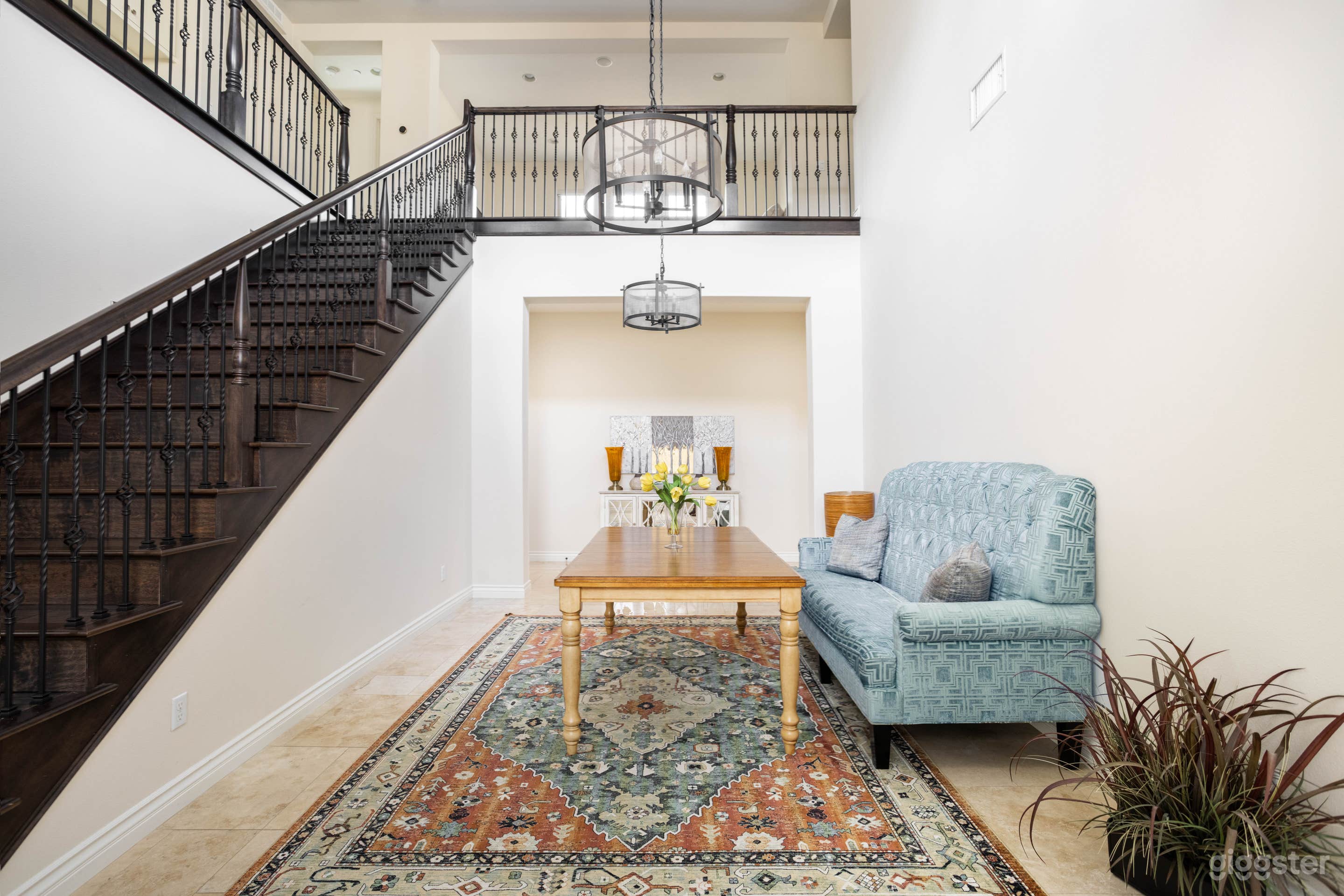 Minimal Two-Story Light-Filled House, 4 Bedrooms w/ Backyard Photo 2