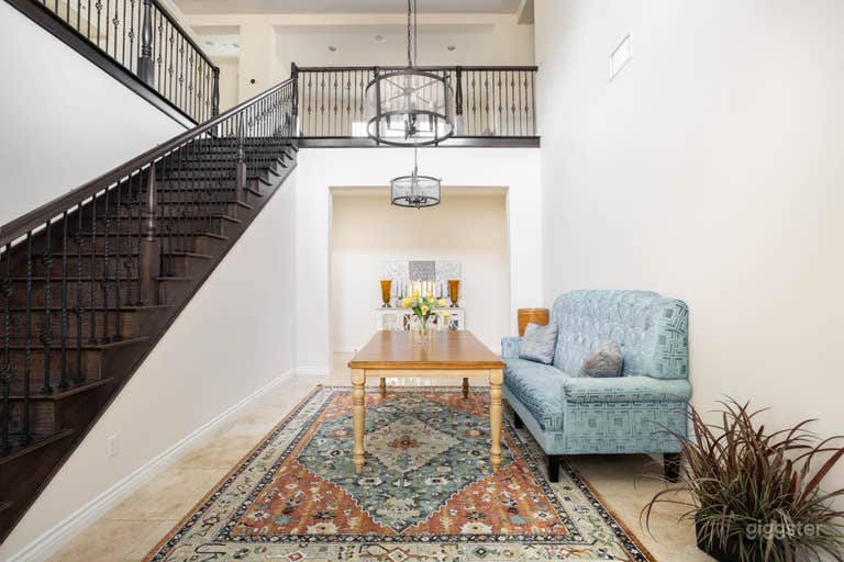  Minimal Two-Story Light-Filled House, 4 Bedrooms w/ Backyard 