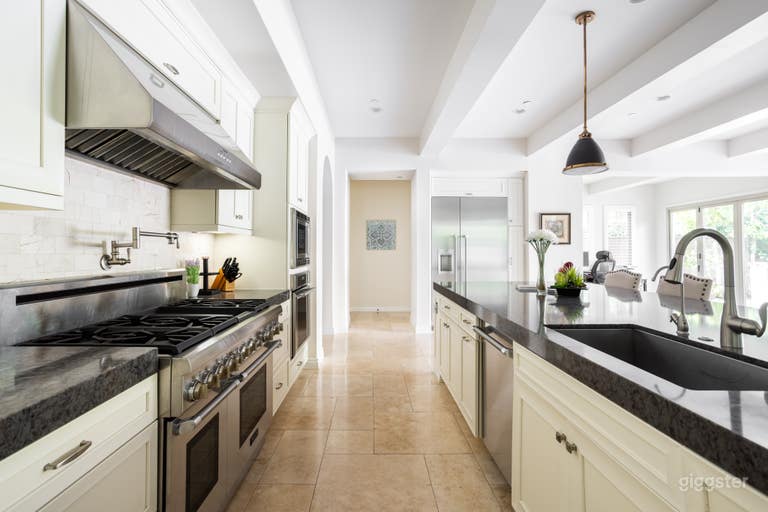  Minimal Two-Story Light-Filled House, 4 Bedrooms w/ Backyard 