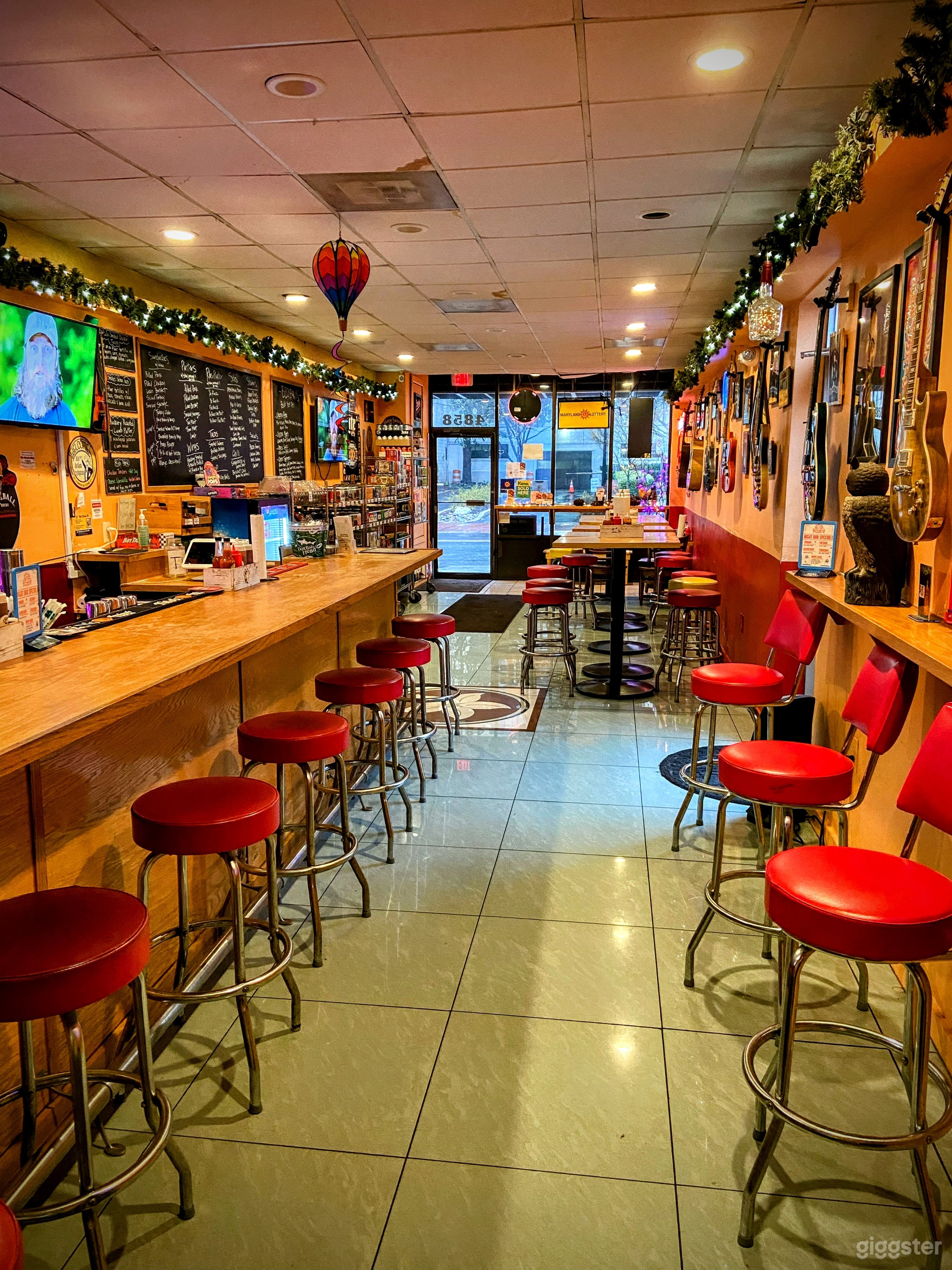 Bright and Cozy Neighborhood Bar Photo 3