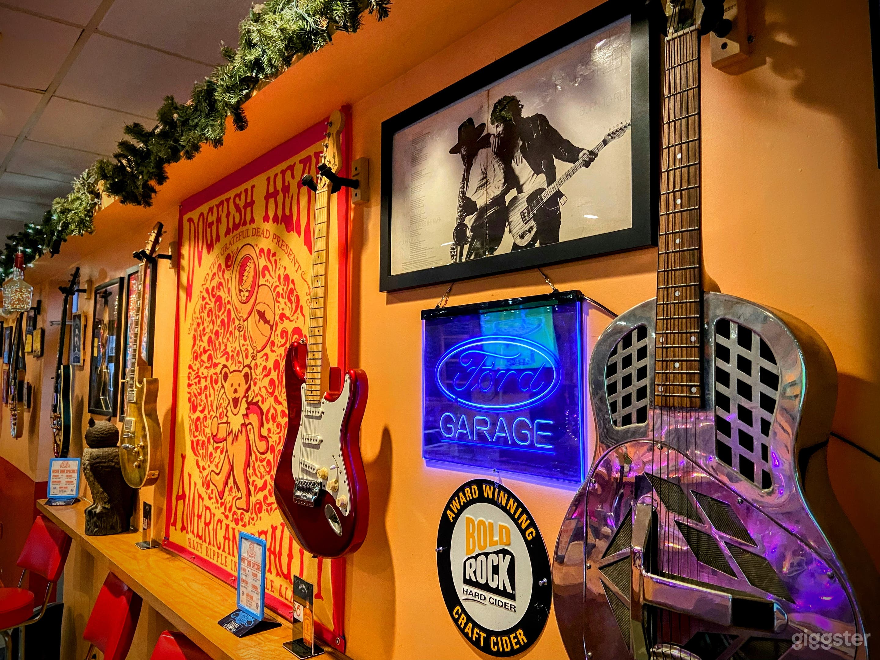 Bright and Cozy Neighborhood Bar Photo 4