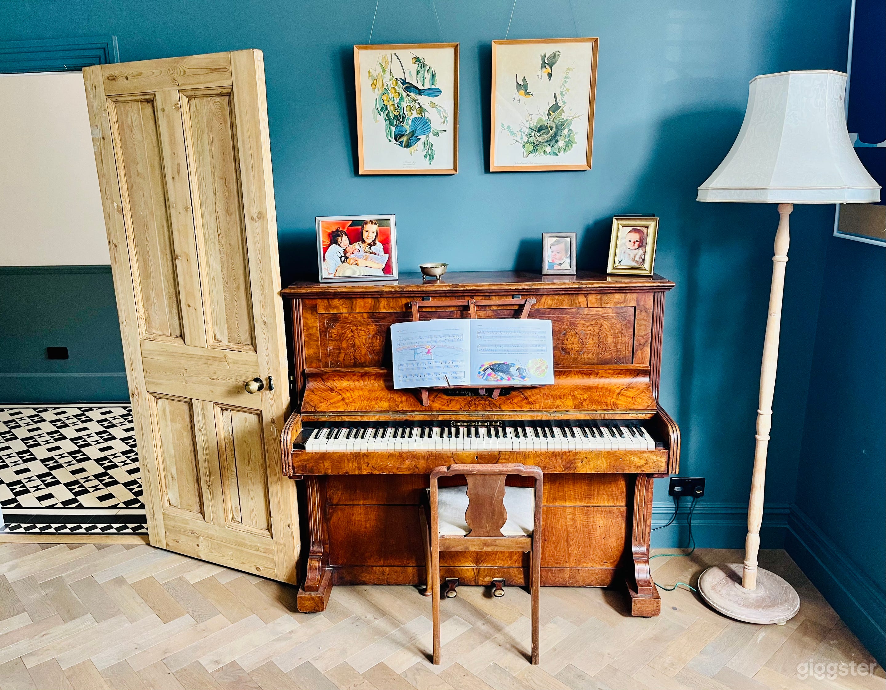 Large period family home within the M25. Photo 4