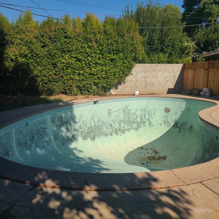  Great reseda home with an empty pool 