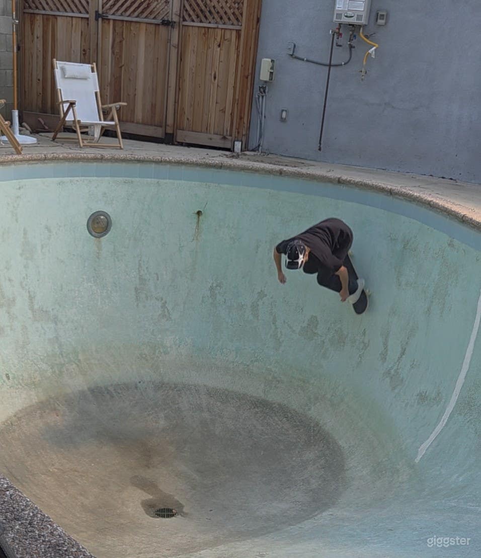 Great reseda home with an empty pool Photo 4