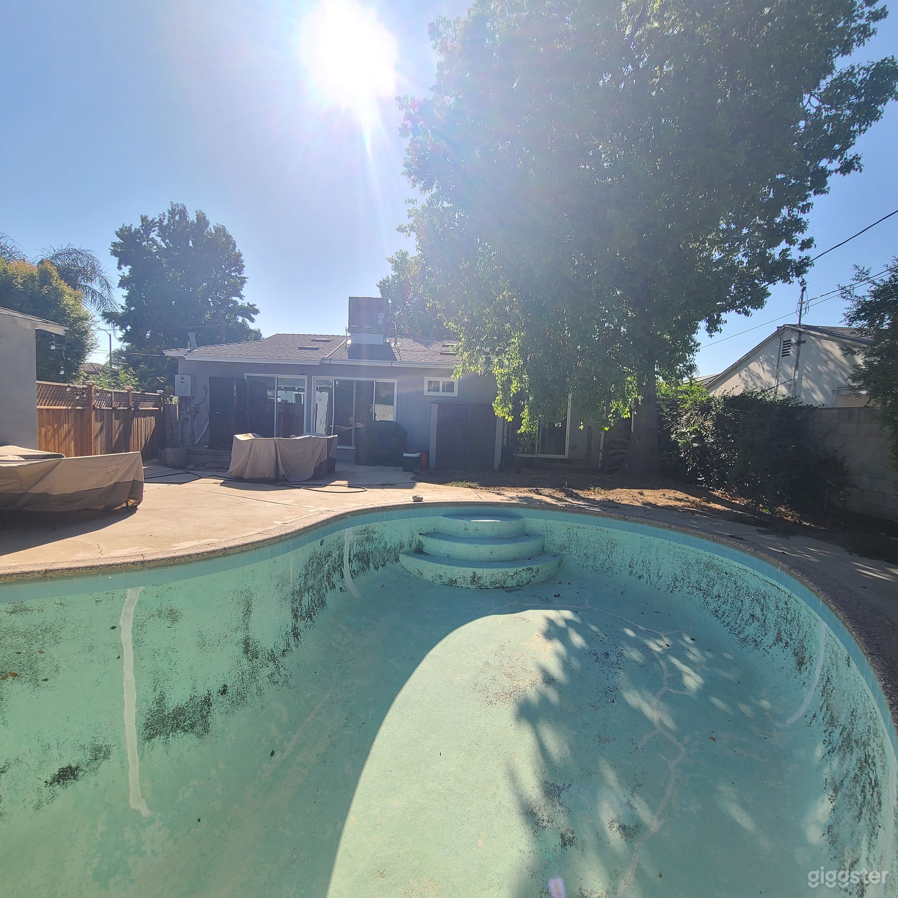 Great reseda home with an empty pool Photo 3