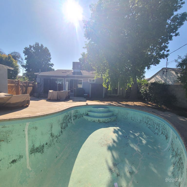  Great reseda home with an empty pool 