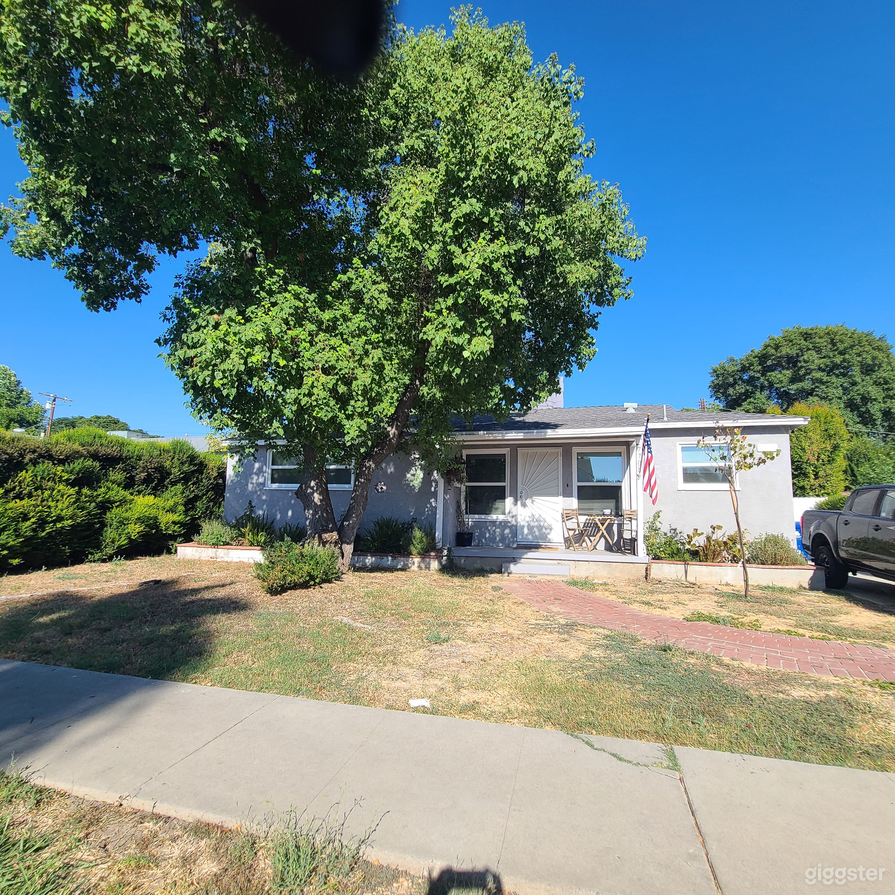 Great reseda home with an empty pool Photo 4