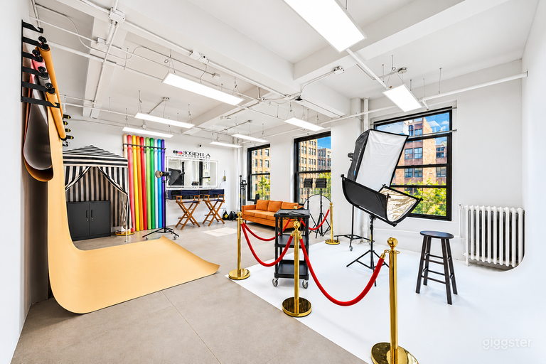  1000: Manhattan Natural Light Cyc Wall Studio w/ FREE LIGHTS 