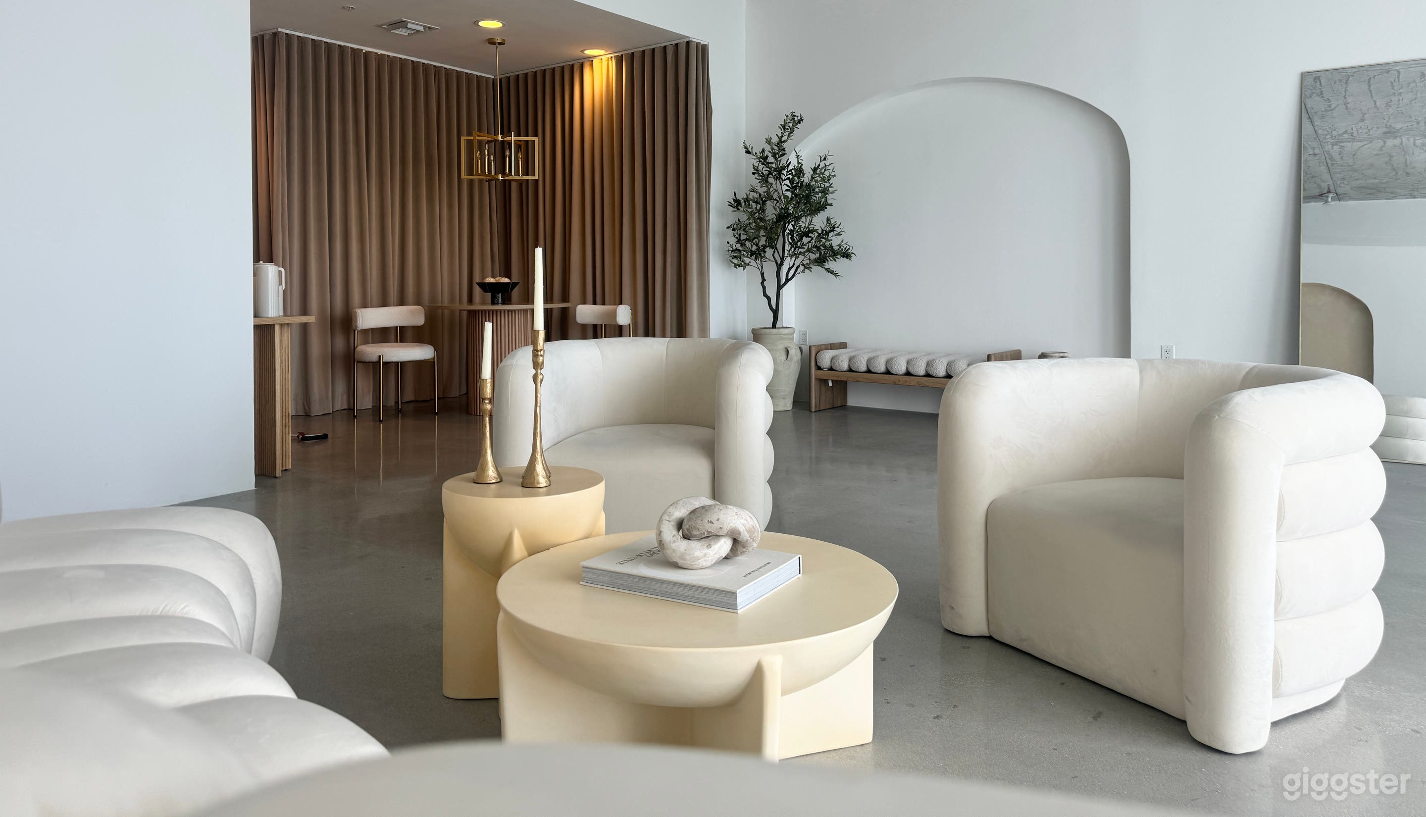 Wynwood Minimalistic Natural Light Studio Photo 2