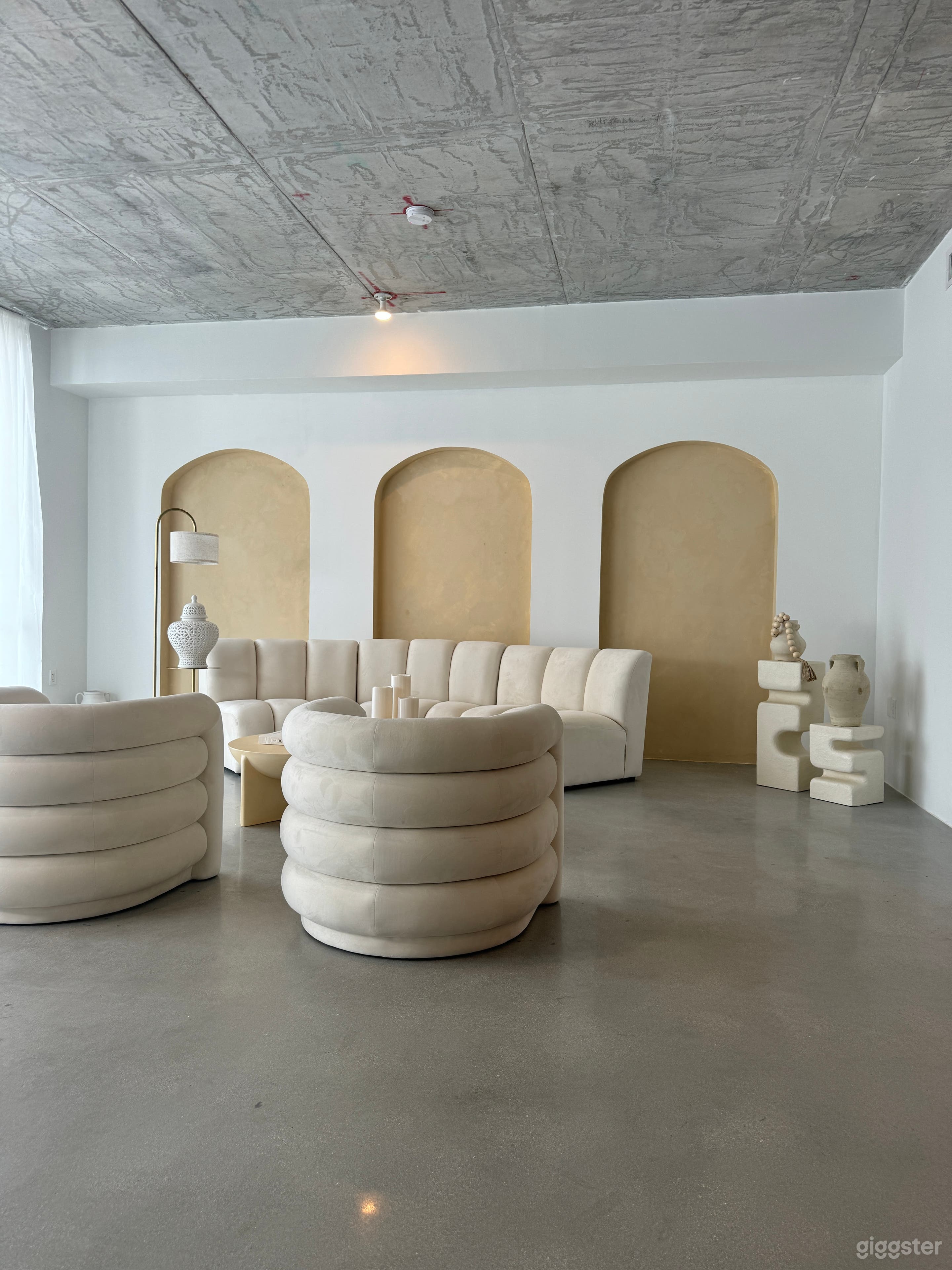 Wynwood Minimalistic Natural Light Studio Photo 1