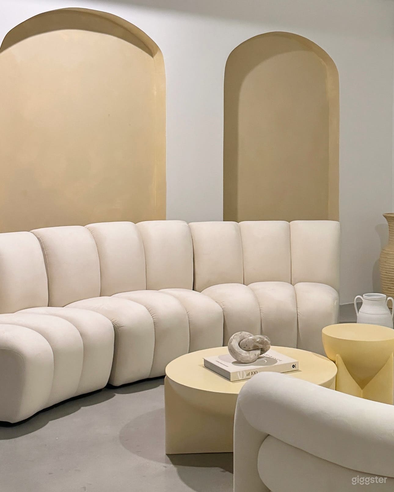 Wynwood Minimalistic Natural Light Studio Photo 3