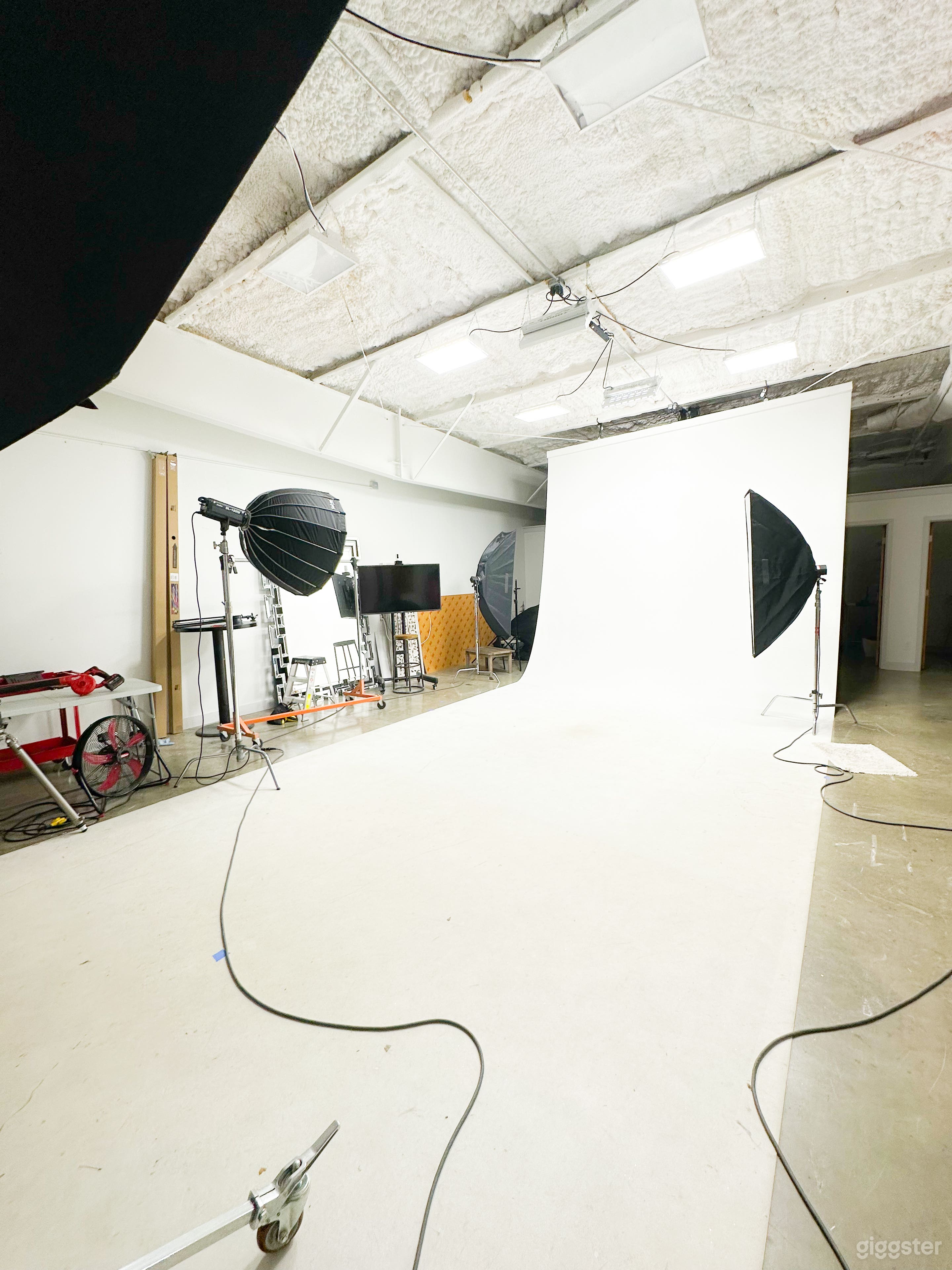 Large-Scale Photo and Video Studio Photo 1