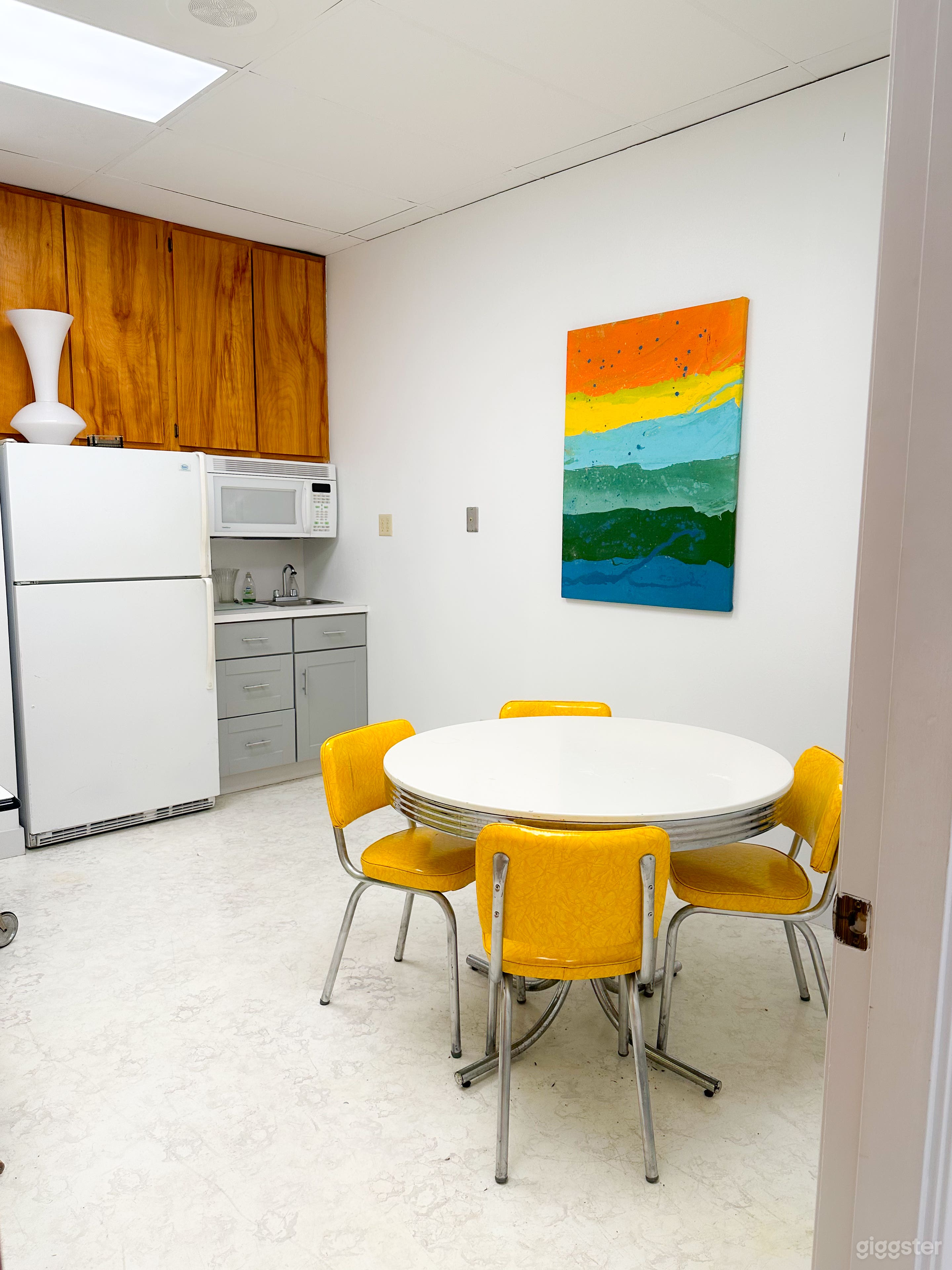 Large-Scale Photo and Video Studio Photo 4