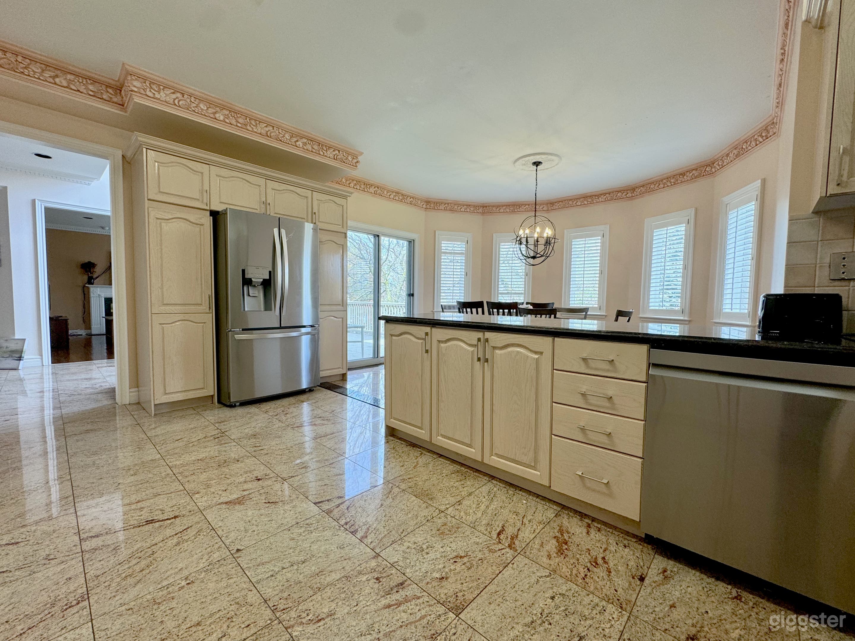 Spacious Sun-Lit Estate: Spiral Staircase & Massive Windows Photo 3