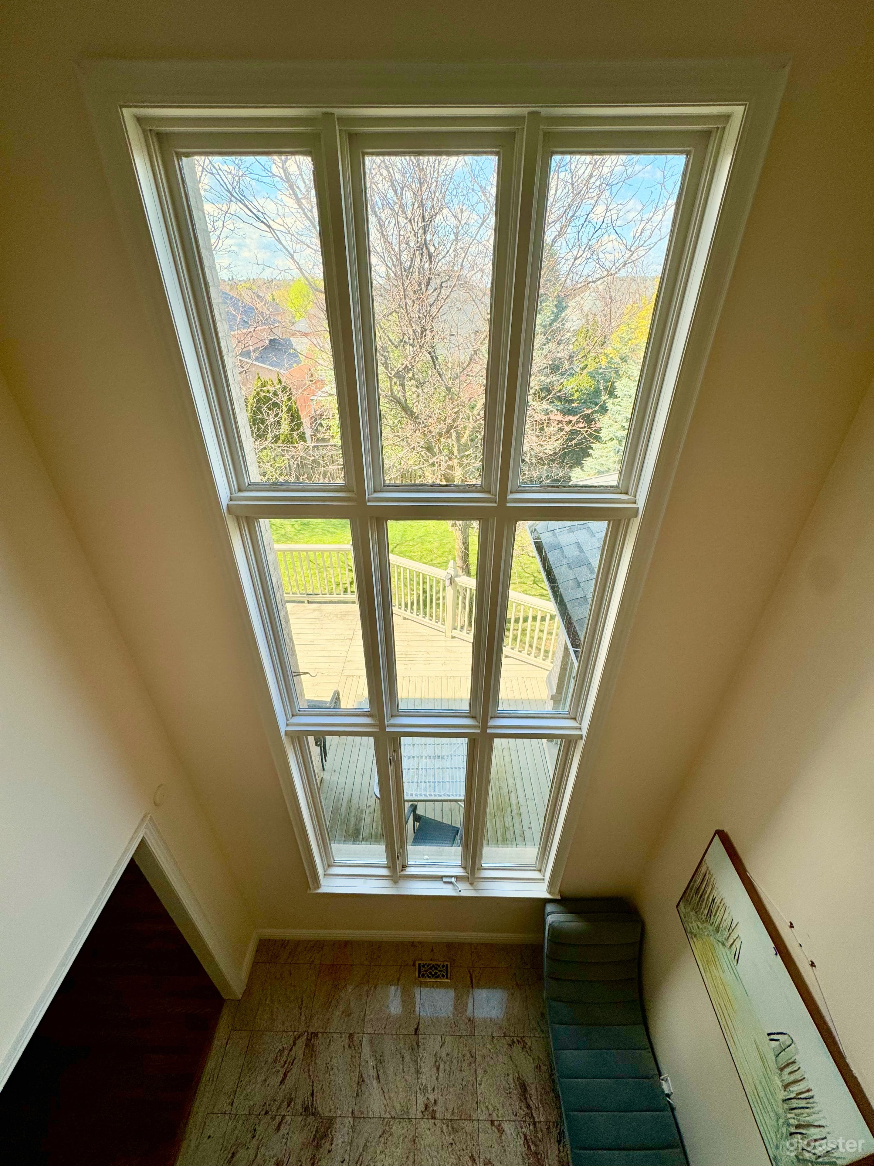 Spacious Sun-Lit Estate: Spiral Staircase & Massive Windows Photo 2