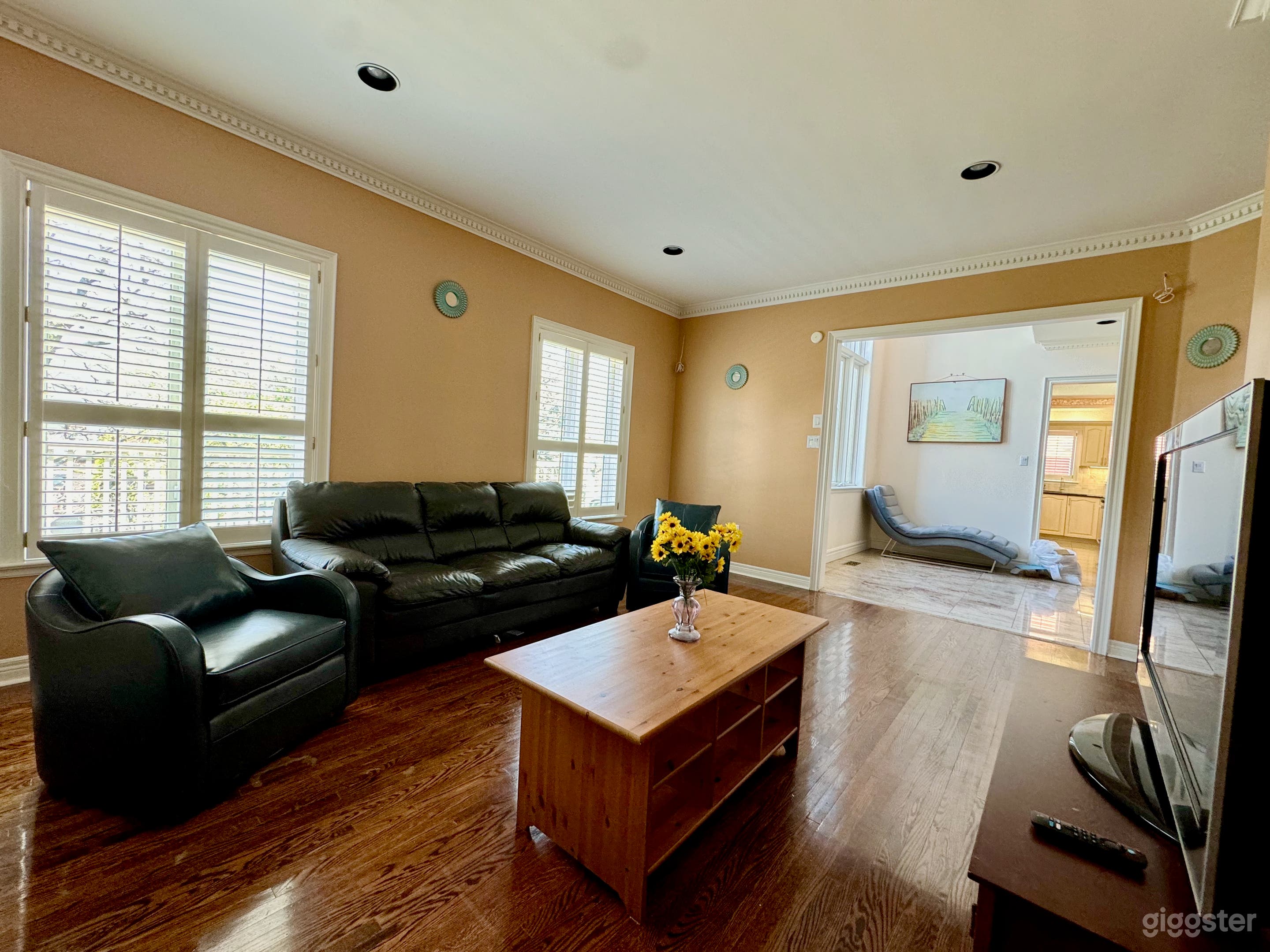 Spacious Sun-Lit Estate: Spiral Staircase & Massive Windows Photo 4