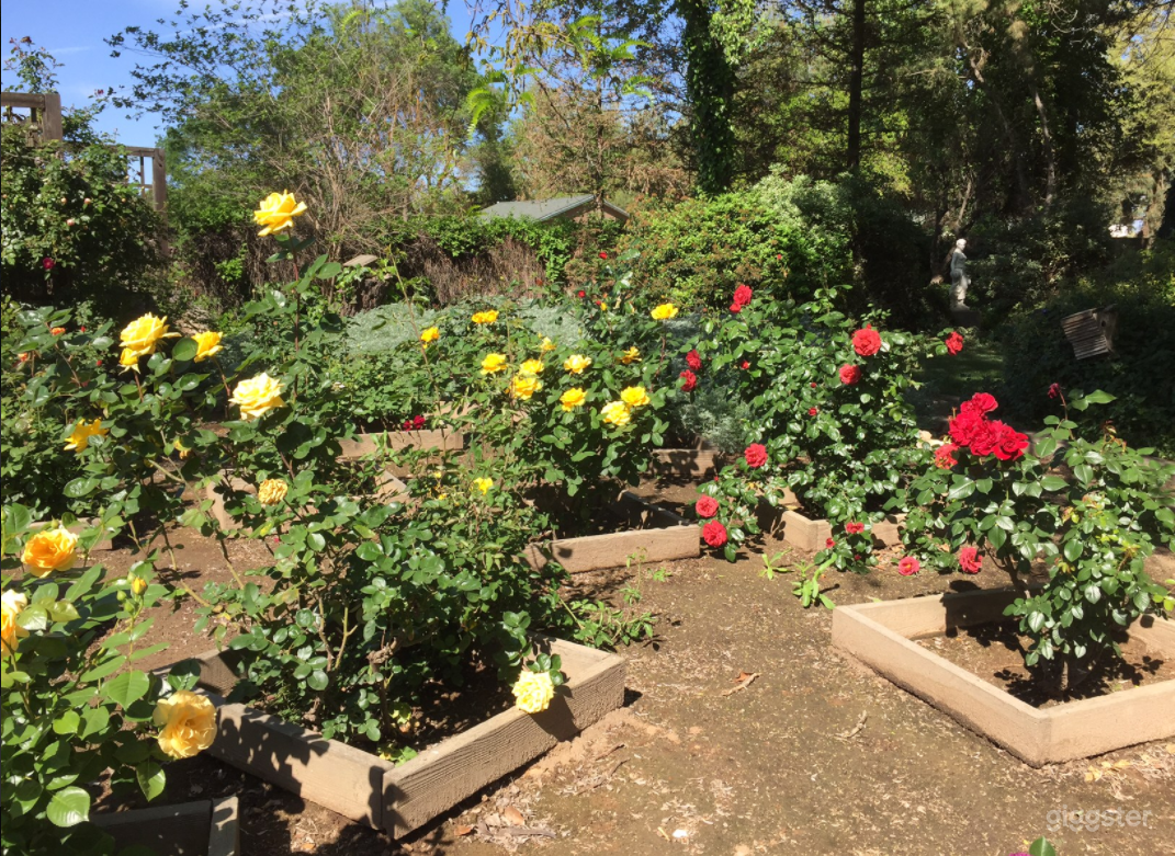 Beautiful Garden and Clubhouse for Events Photo 2