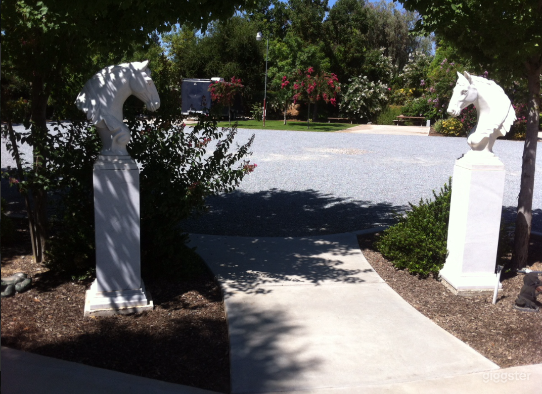 Beautiful Garden and Clubhouse for Events Photo 3