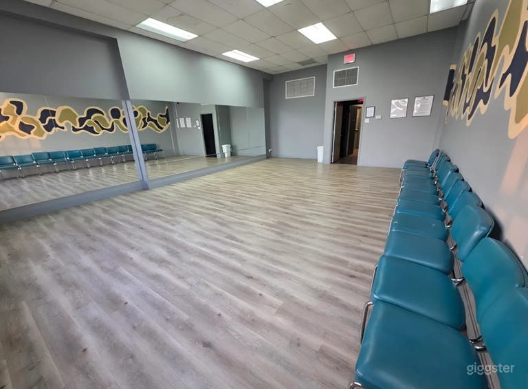  Versatile Rehearsal Studio in SW Houston w/ Mirrors & Sounds 