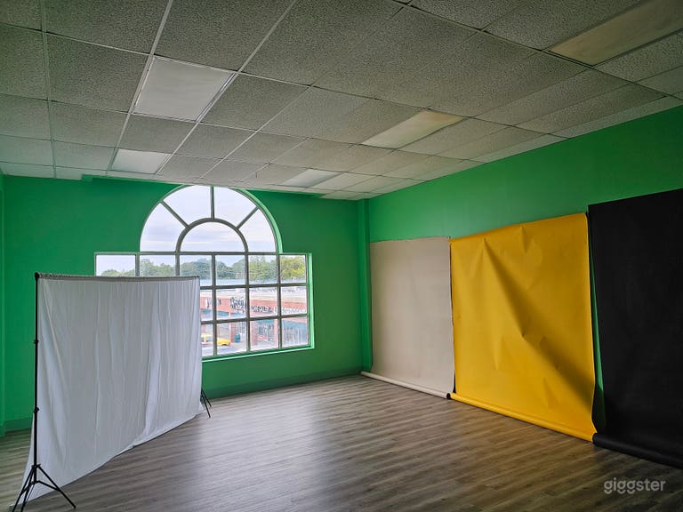  Versatile Rehearsal Studio in SW Houston w/ Mirrors & Sounds 