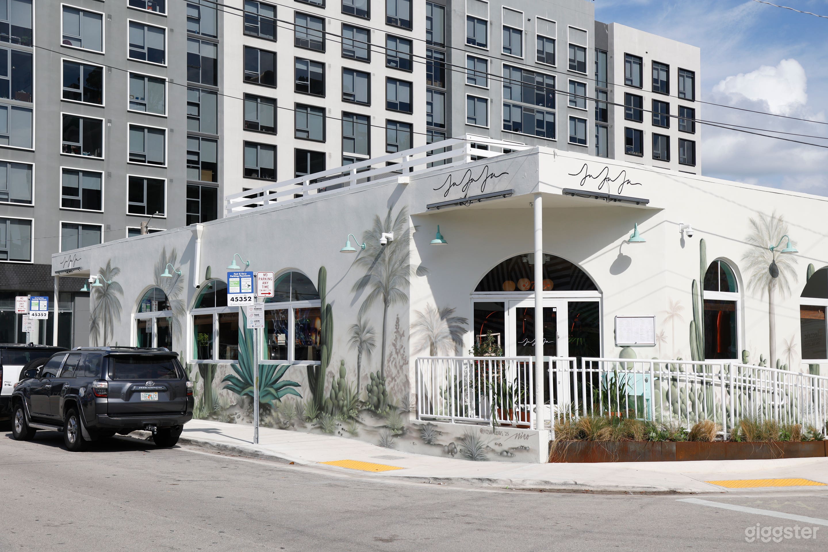 Artistic/Cosy Lounge/Restaurant in Wynwood Photo 3