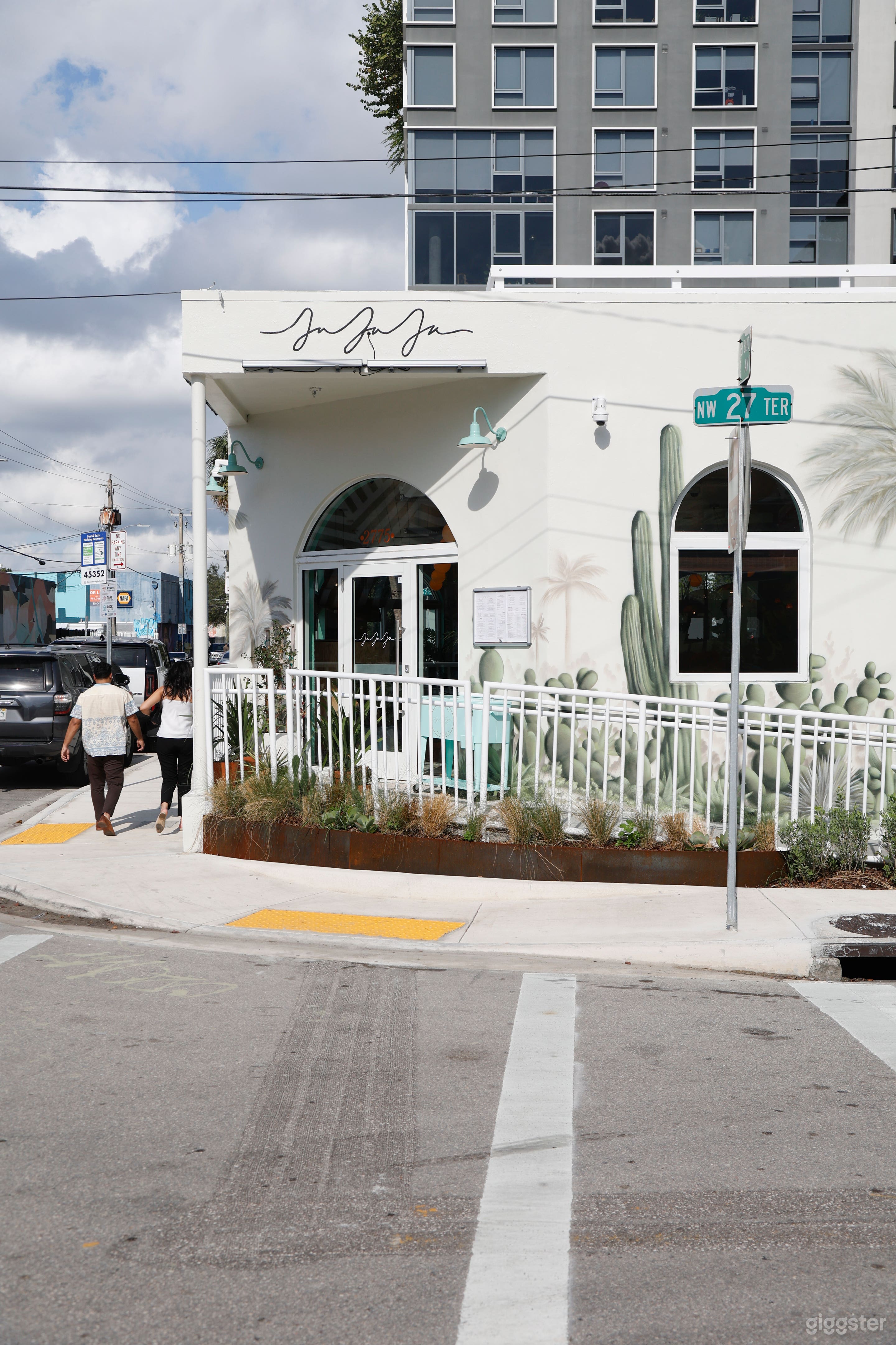 Artistic/Cosy Lounge/Restaurant in Wynwood Photo 4