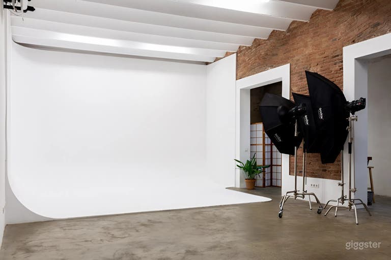  Ready photographic studio with cyclorama - Studio 3 