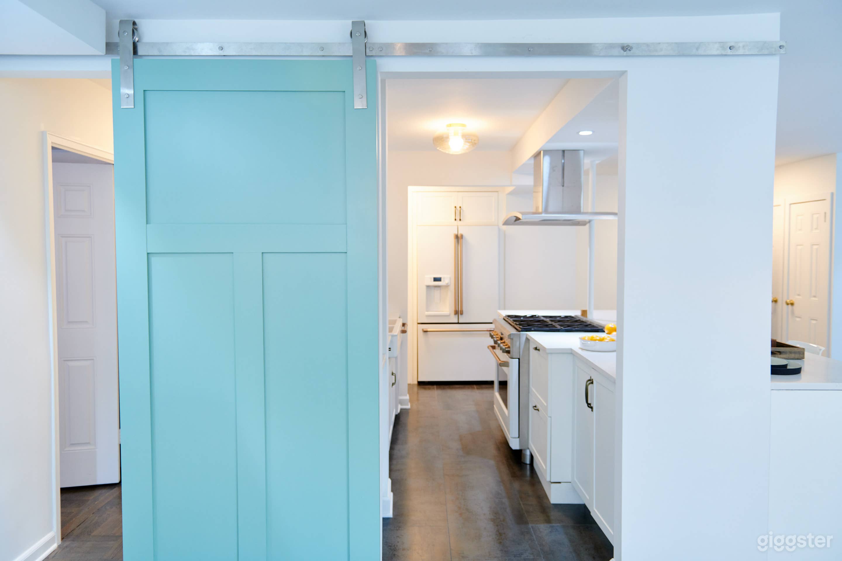 Sunny Renovated Ues Photo Studio Photo 3