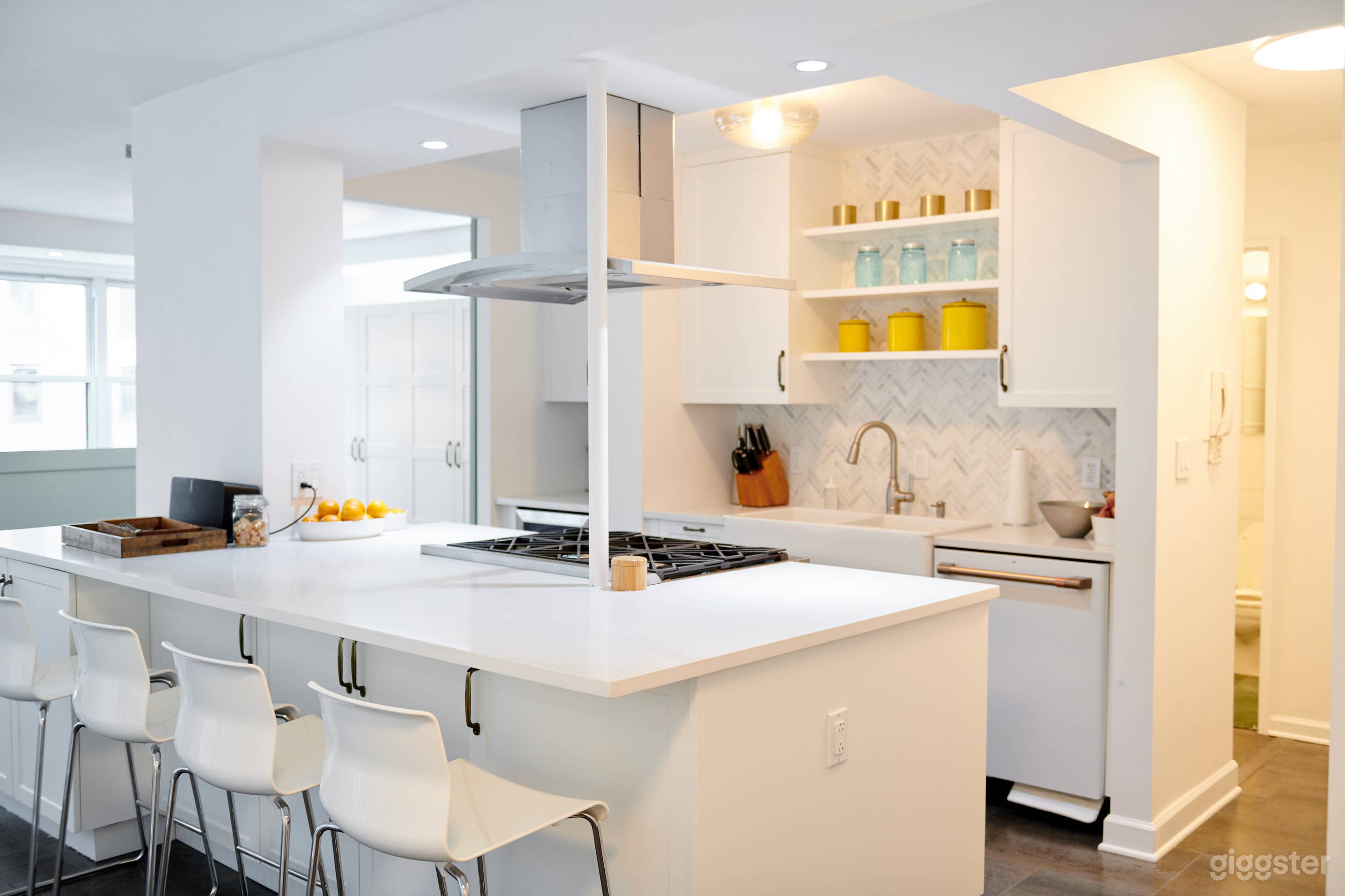 Sunny Renovated Ues Photo Studio Photo 1