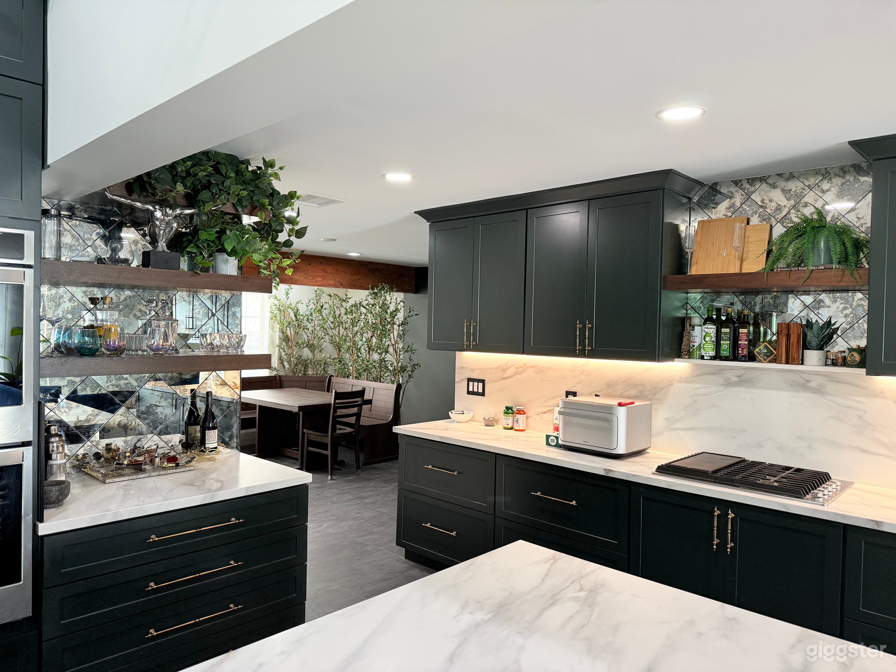 Private Modern Home with Indoor/Outdoor Flow and Pool Photo 3