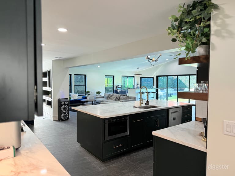  Private Modern Home with Indoor/Outdoor Flow and Pool 