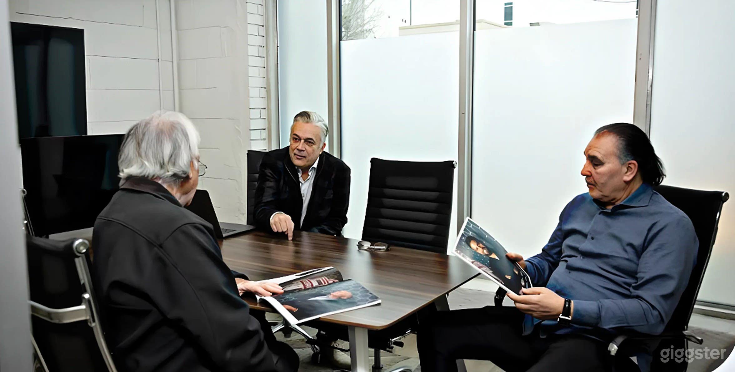 Modern 6-Seater Meeting Room Photo 4