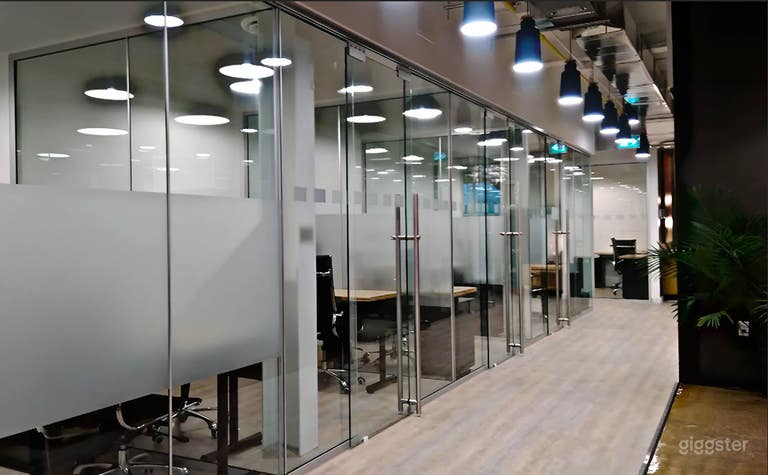  Modern 6-Seater Meeting Room 
