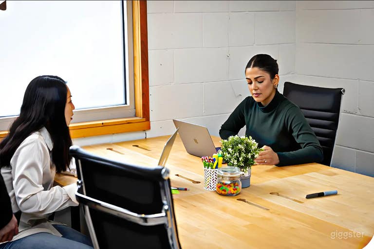  Modern 6-Seater Meeting Room 