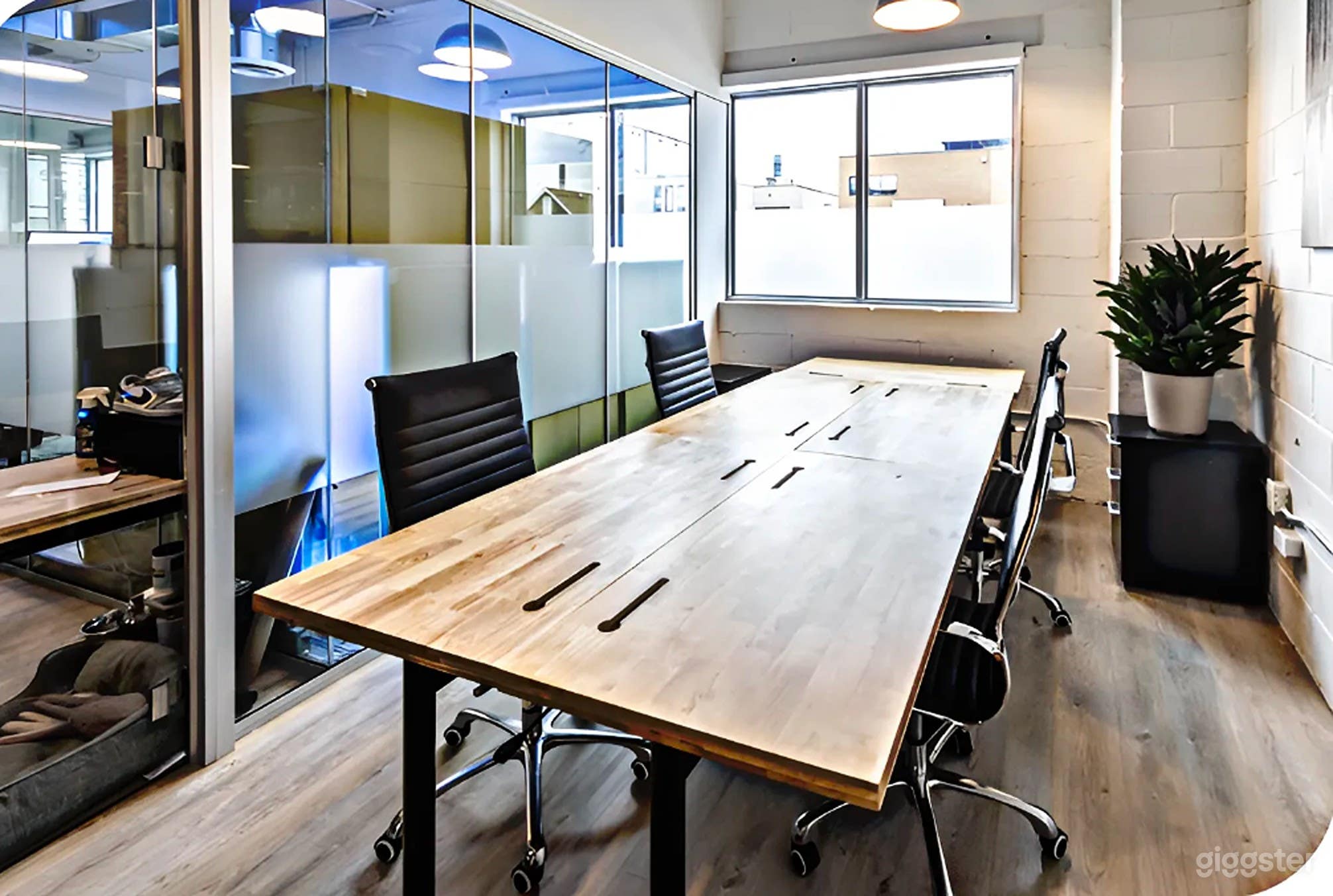 Modern 6-Seater Meeting Room Photo 1